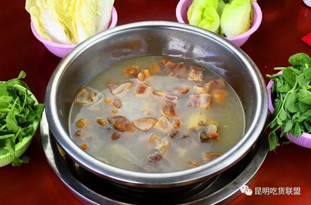 昆明这农家小院，老火腿铺满锅底煮野生菌吃，给龙肉都不换