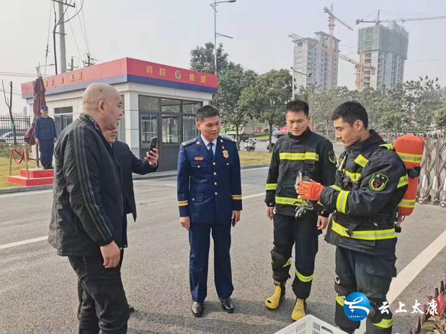 太康县消防救援大队暖心救助“落难”骨顶鸡