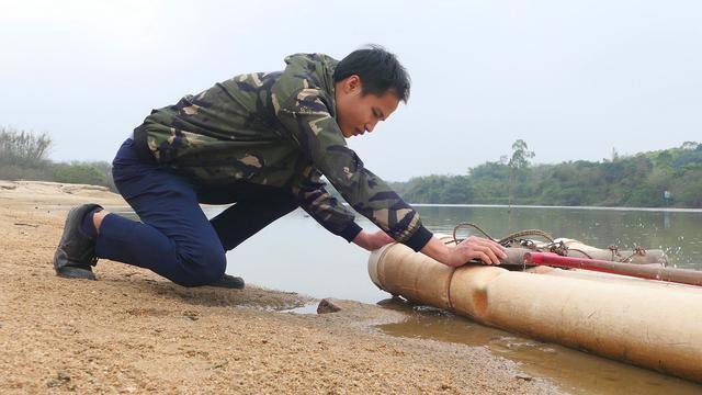 小伙子放了30米地笼，起上了各种河鲜，河虾虎虾鱼河豚啥都有