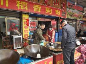 桂林肉狗养殖基地(“拟禁食狗肉”引热议灵川狗肉何去何从？)