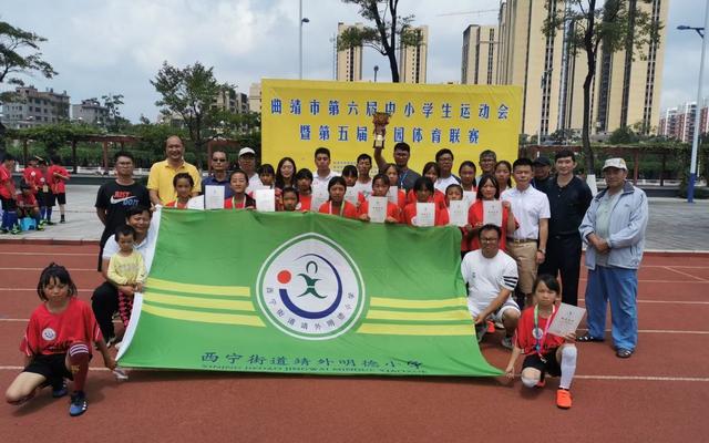 喂鸵鸟、种香蕉、踢足球……云南大山村小“学在土地上”