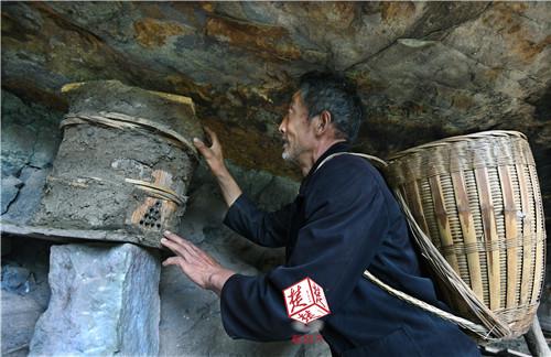 夫妻住恩施高山飞瀑崖洞里15年，放羊养牛年入10万