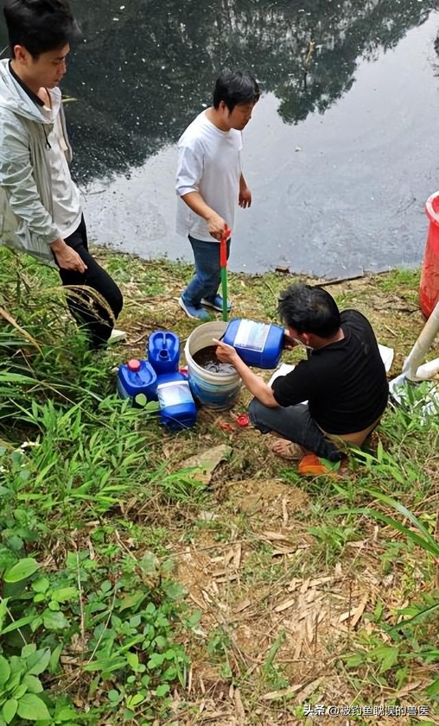 养殖场大量存留的污水臭气熏天、污染环境该如何处理？