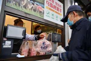 北京的牛肉养殖场(天气渐冷，北京牛街的牛羊肉铺又排长队啦)