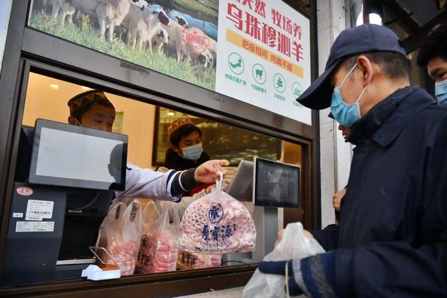 天气渐冷，北京牛街的牛羊肉铺又排长队啦