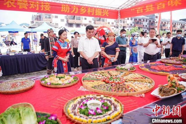 射弩斗鸡长桌宴 广西大化瑶乡布努瑶欢度“祝著节”