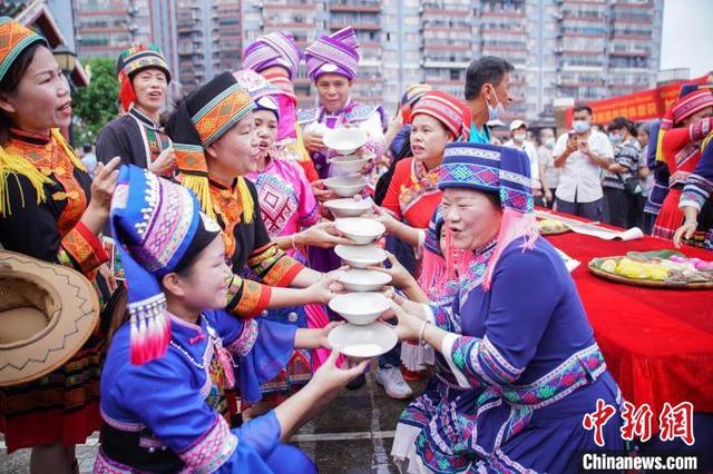 射弩斗鸡长桌宴 广西大化瑶乡布努瑶欢度“祝著节”