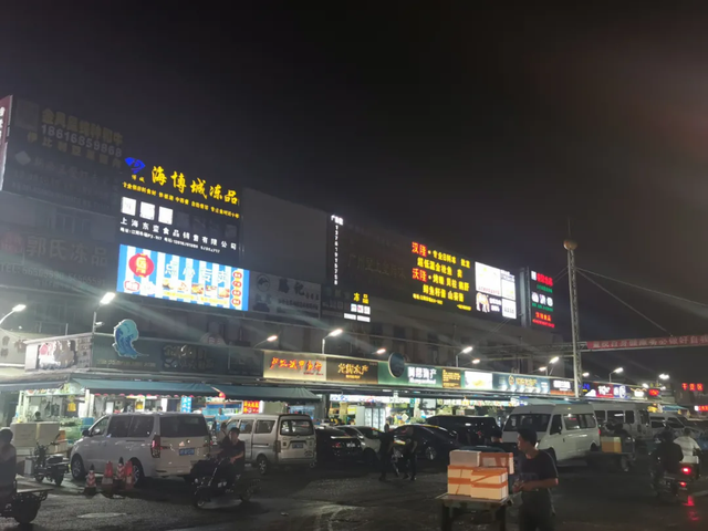 加拿大北极虾跳进上海人的进口海鲜大鱼缸：江阳水产批发市场