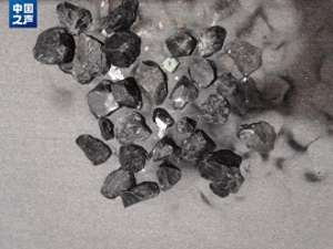 石金钱龟养殖技术视频(石头喷漆变“玉石”直播售卖“玉石”如何成为骗局？)