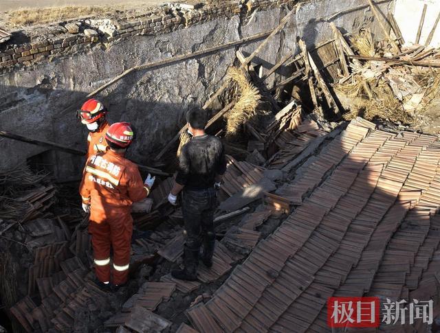 内蒙古一猪圈塌陷，消防救出上百头黑猪，部分“二师兄”体验高空吊救