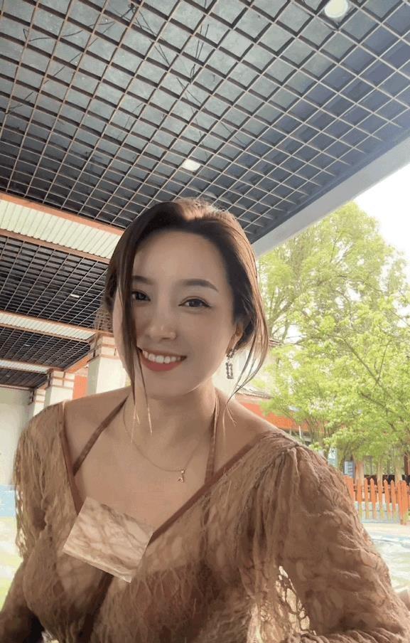 美女动图GIF120之眼神迷人的少妇