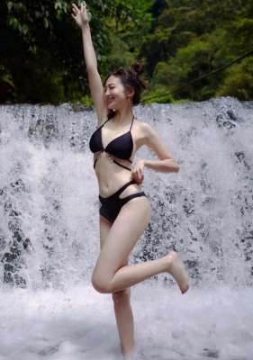 美女农村(25岁在乡村小河里瀑布下拍的写真照)