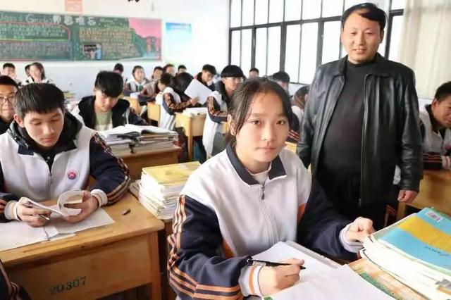 “最美撑伞背影”红遍朋友圈！雨中撑伞的姑娘，你真美！