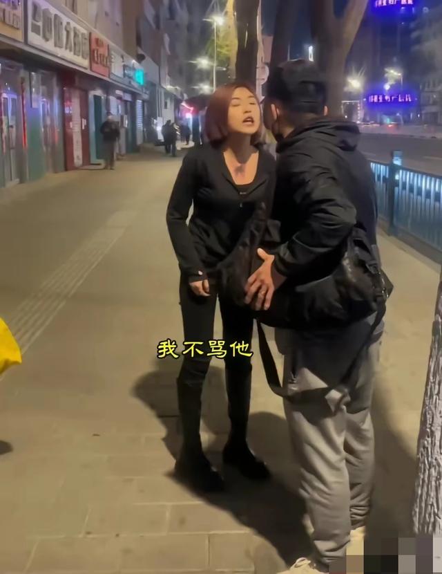 她比狗还凶，女子遛狗不牵绳吓路人，情绪失控与路人争执不休