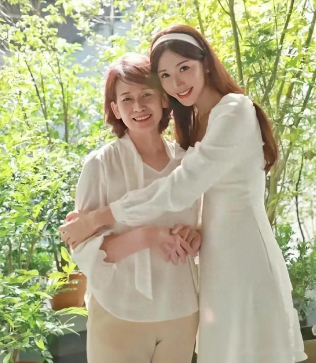 基因太强大，28位女明星和妈妈的合照，果然美女的妈妈也是大美女