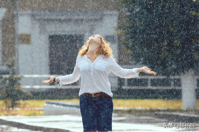 下雨天，美女忘记带雨伞了，被帅哥捡走