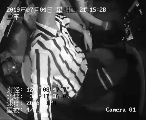 杭州斑马渣男趁夜色强吻的姐 被女侠送进派出所