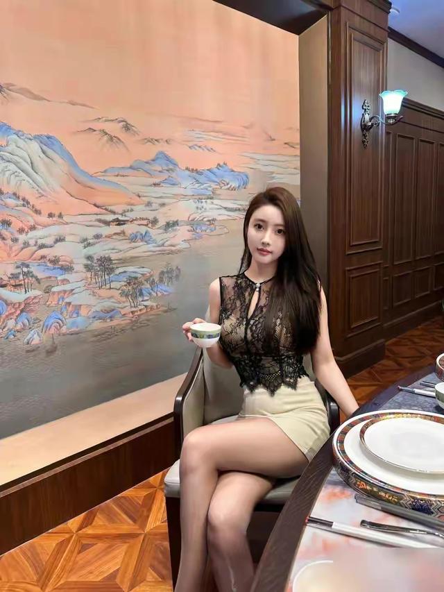 性感黑色蕾丝上衣配米色短裙，26岁美女拍摄写真照曝光！