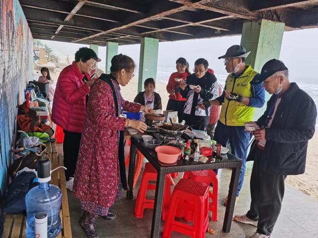 偕夫人与冬琴姐鹏举兄夫妇同游黄金海岸书所见