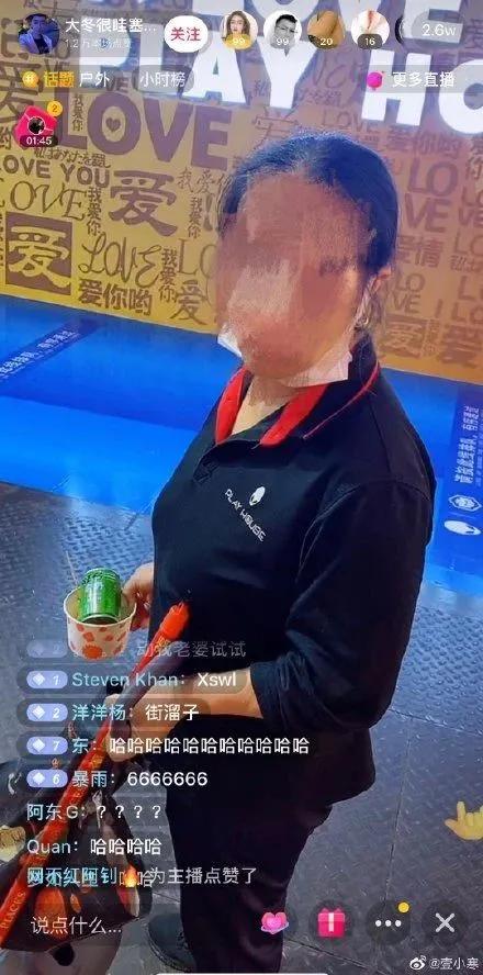 恶心！男子街头直播搭讪多名女孩并求吻：美女，你能让我亲一口吗？