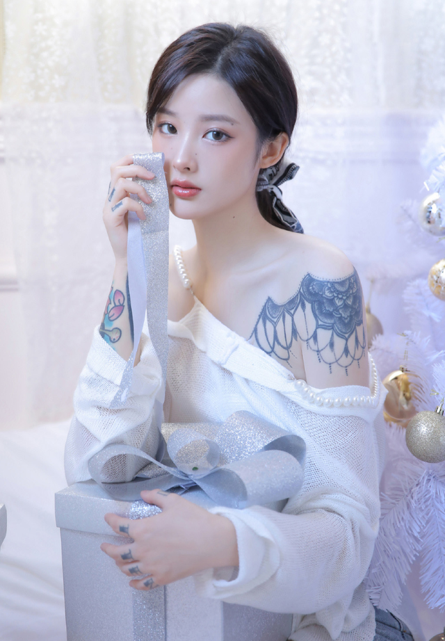 美女写真：性感细长美腿纹身美女图片