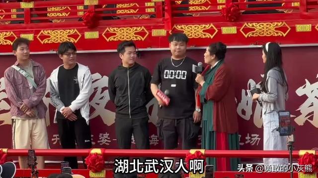 王婆武汉说媒，25岁沉鱼落雁，5名心动男子无法打动芳心