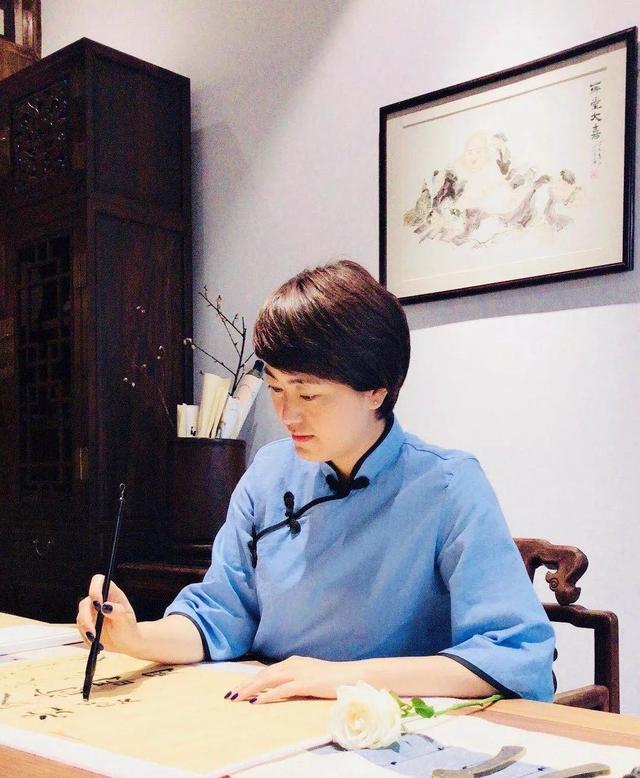 富春江边，有位美女将老宅改成爆美庭院式民居，每日诗……