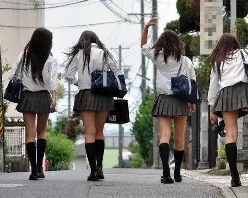 罕见照片：日本女人竟如此开放大胆，女学生脱光衣服全身赤裸上课