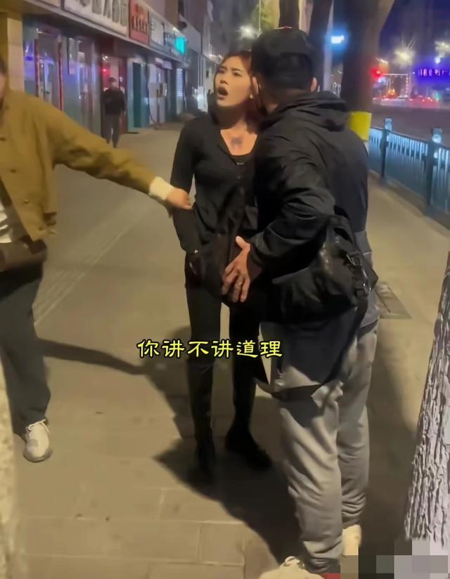 她比狗还凶，女子遛狗不牵绳吓路人，情绪失控与路人争执不休