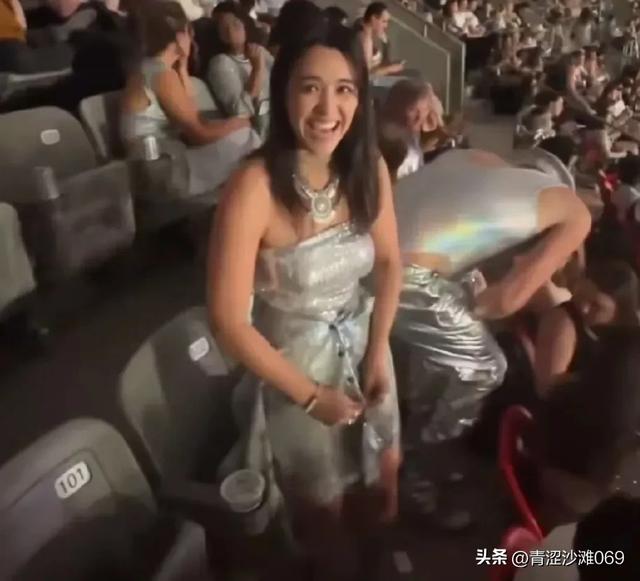 钟丽缇大女儿“勇敢”示人，众目睽睽下脱衣换装！