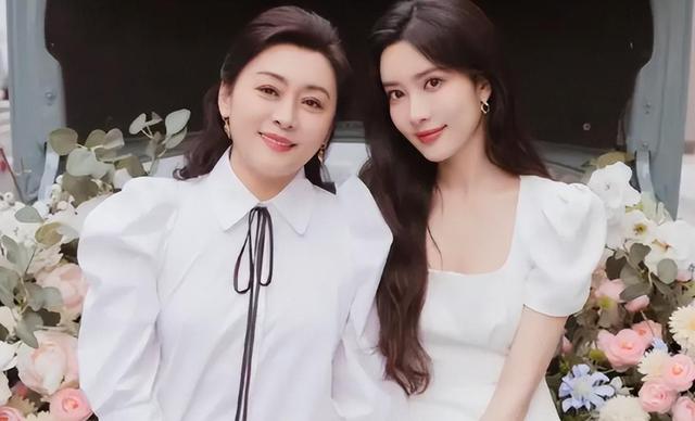 20位女星和妈妈合照对比图，果然美女都是遗传，基因太强大了