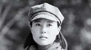 美女被挎打(1937年，15岁漂亮女红军被敌人抓住，捆在行刑台，她挺胸抬)