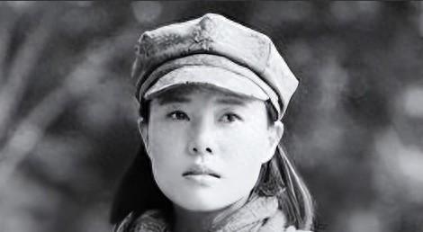 1937年，15岁漂亮女红军被敌人抓住，捆在行刑台，她挺胸抬