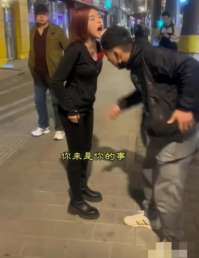 她比狗还凶，女子遛狗不牵绳吓路人，情绪失控与路人争执不休