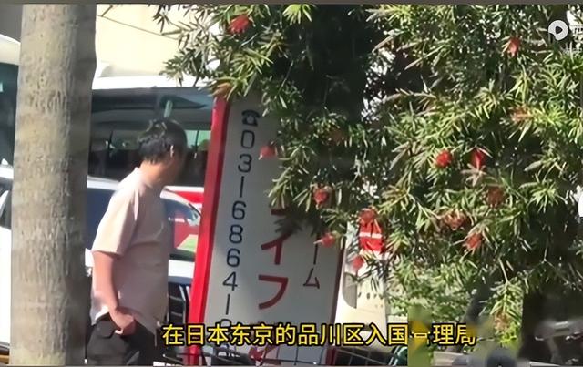 真邋遢！王思聪日本旅游，仨美女相伴身材发福，头发凌乱打着哈欠