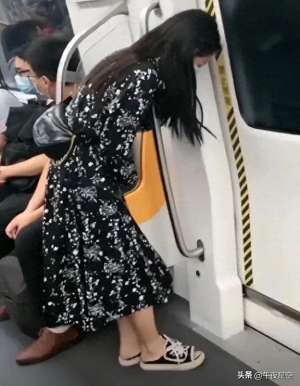 美女疼痛图(美女地铁突然肚子痛，“内急”)