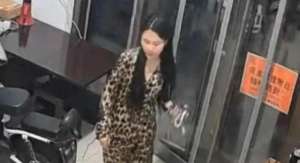 美女美女被摸的故事(闹大了“搂我、摸我”美女店主遭男子“猥亵”，监控视频曝光)