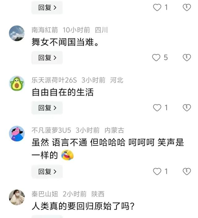 太毁三观了！俄罗斯多名女子街头全裸开派对，还旁若无人跳舞。