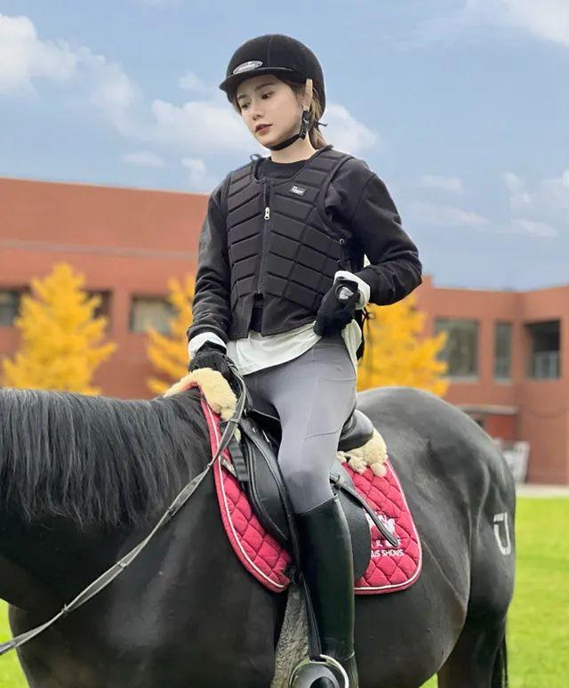 主播美娜晒照，体验马术，自称有“骑士精神”，又美又飒