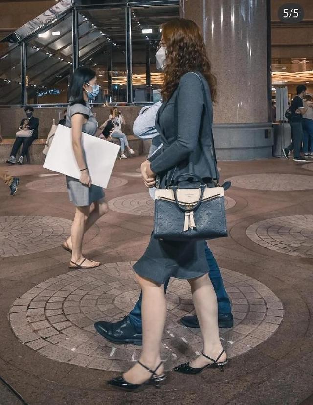 香港的街拍太有韵味，熟女风的搭配随处可见，特别显高级