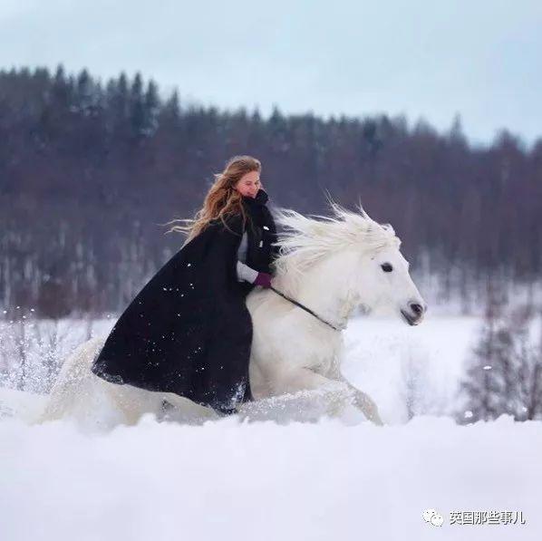 在瑞典雪地山林中，这个骑着独角兽的女孩，简直仙女啊……