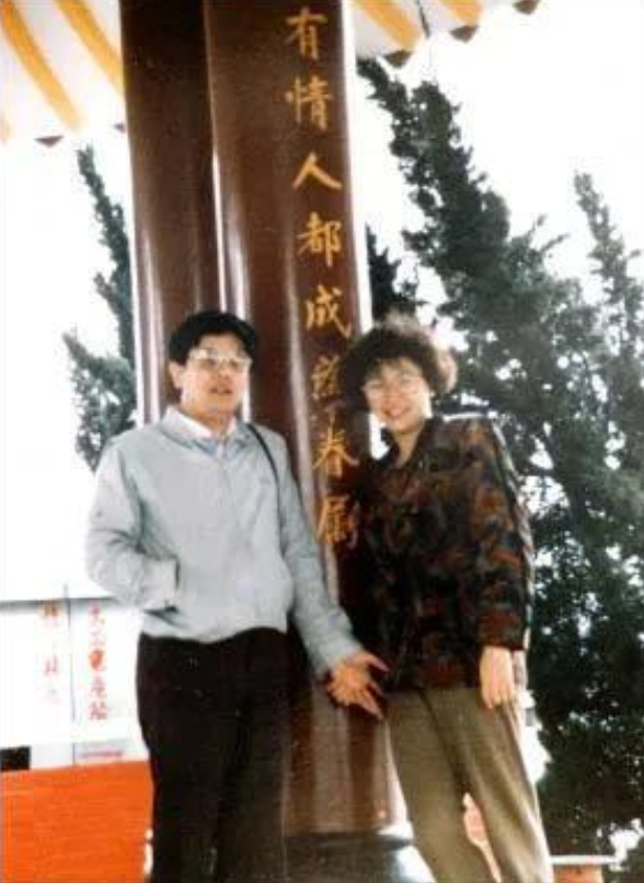 1982年吴荣根驾机叛逃台湾，后在美国刷盘子，晚年妄想回国埋祖坟