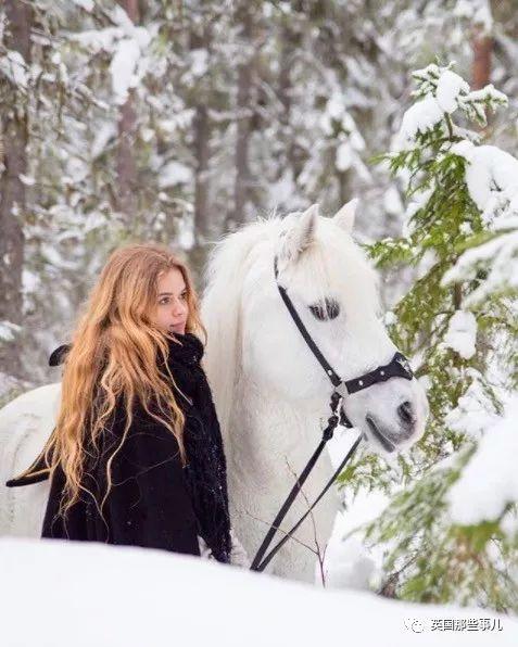 在瑞典雪地山林中，这个骑着独角兽的女孩，简直仙女啊……