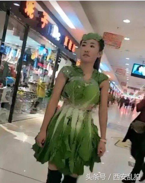 看看这位美女竟然用白菜叶子做衣服，走在大街上人人看，你见了吗