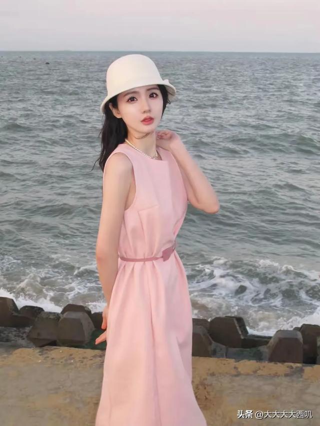 25岁粉色 连衣长裙白色帽子美女海边护栏夕阳下拍摄写真照