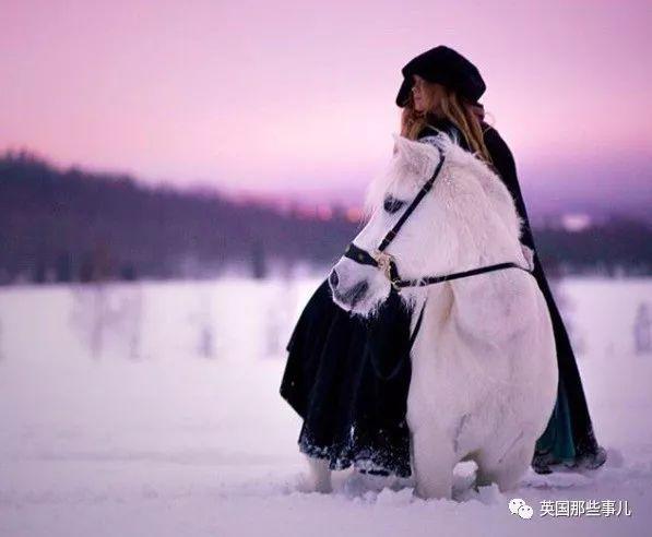 在瑞典雪地山林中，这个骑着独角兽的女孩，简直仙女啊……