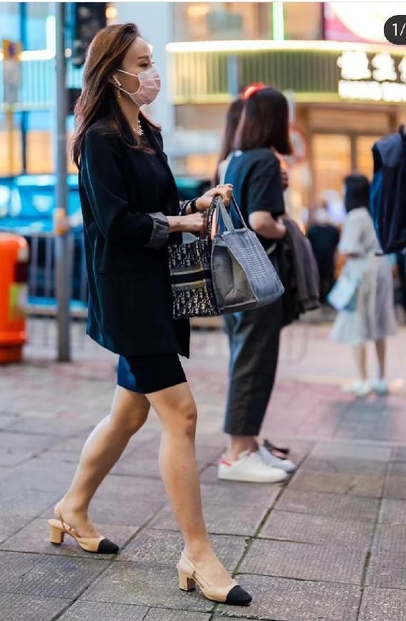 香港的街拍太有韵味，熟女风的搭配随处可见，特别显高级