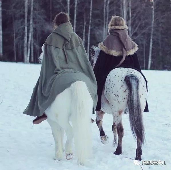 在瑞典雪地山林中，这个骑着独角兽的女孩，简直仙女啊……