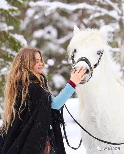 在瑞典雪地山林中，这个骑着独角兽的女孩，简直仙女啊……