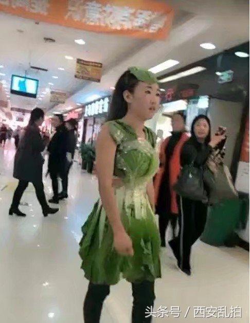 看看这位美女竟然用白菜叶子做衣服，走在大街上人人看，你见了吗